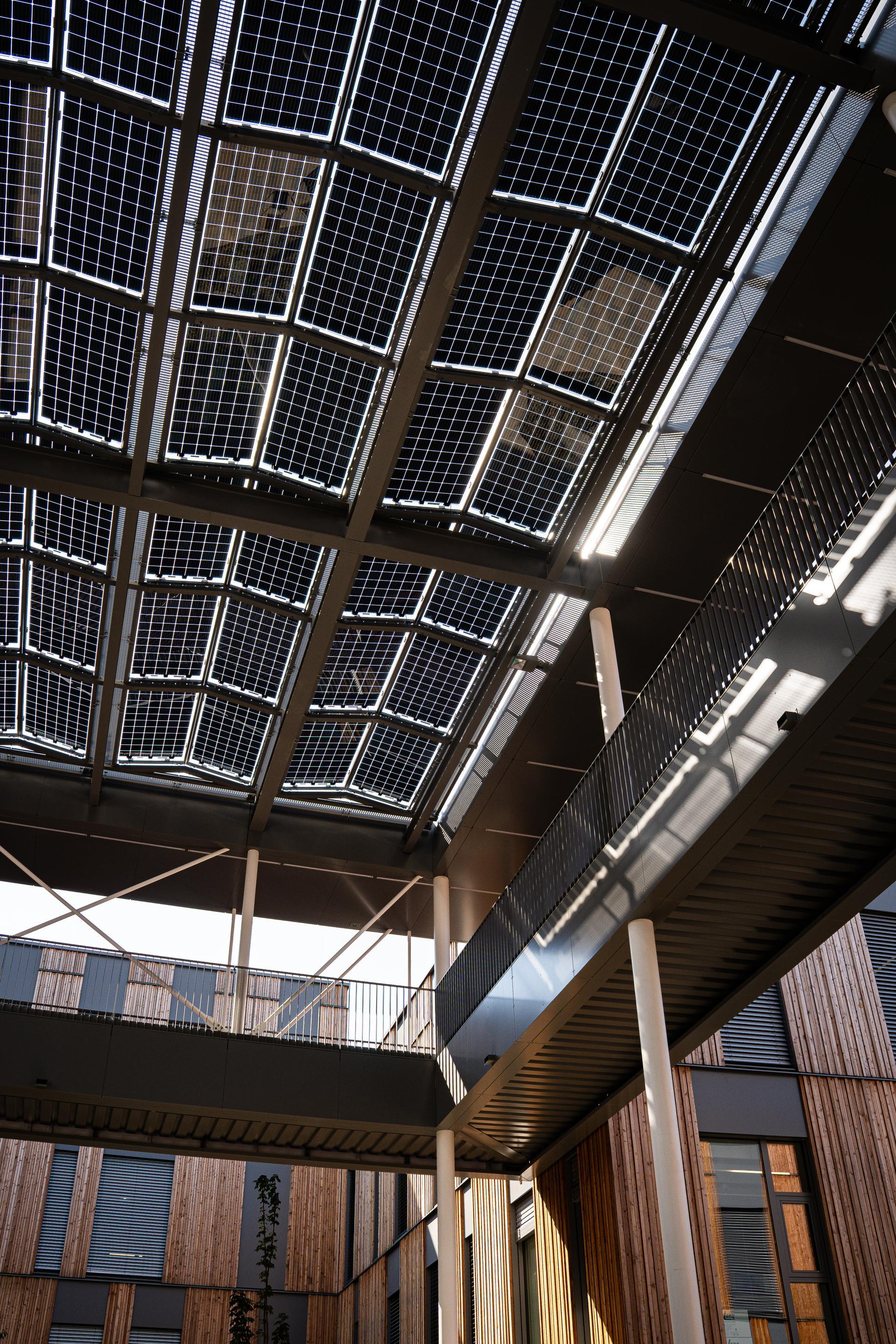 PV-Module im Innenhof des Campus Pinkafeld