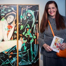 Linda von Alten neben einem Kunstwerk ihrer Ausstellung in der Landesgalerie Burgenland