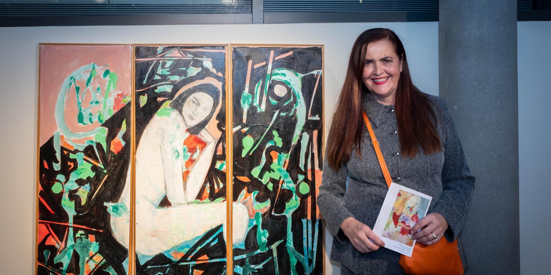 Linda von Alten neben einem Kunstwerk ihrer Ausstellung in der Landesgalerie Burgenland