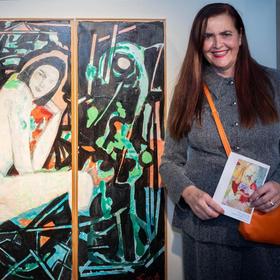 Linda von Alten neben einem Kunstwerk ihrer Ausstellung in der Landesgalerie Burgenland