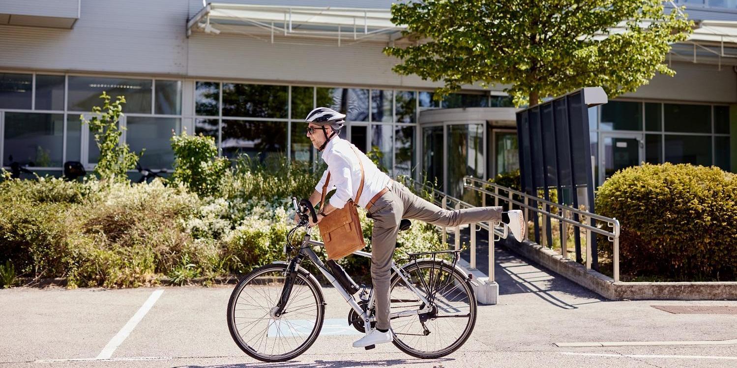 Foto von einem Radfahrer beim Aufsteigen