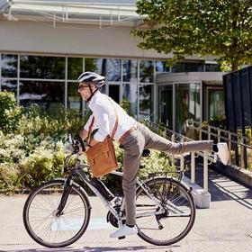 Foto von einem Radfahrer beim Aufsteigen