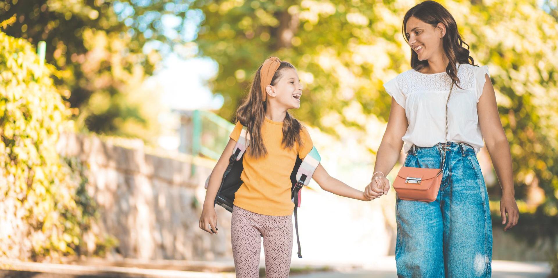 Mutter und Tochter bei Spaziergang