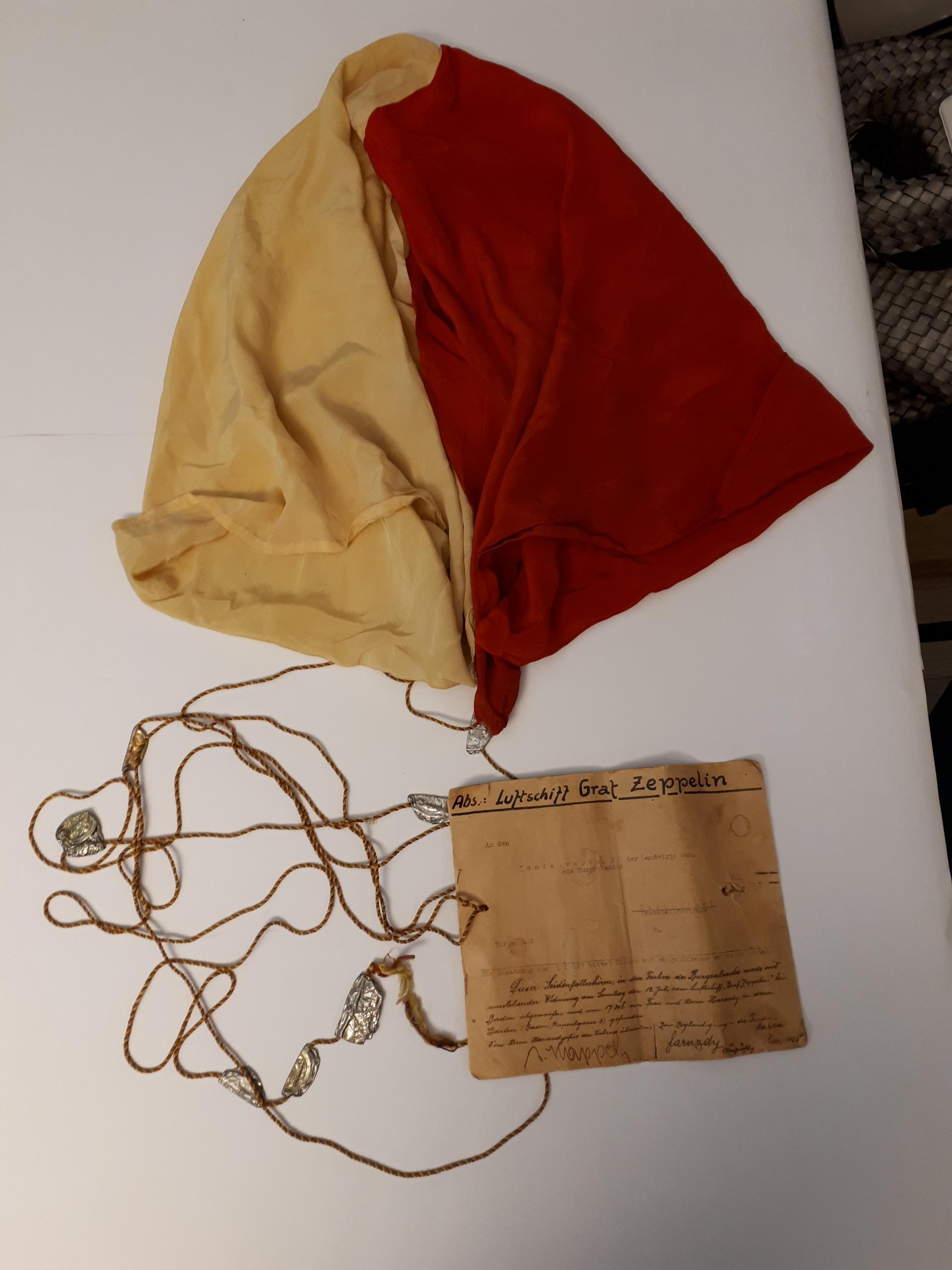 Ein Fallschirm als Dankeschön für burgenländischen Wein. Zu sehen im Rahmen der Ausstellung „Burgenland ab 1921“ auf Burg Schlaining.    
