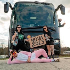 2 Menschen und 1 Hase vor einem VBB Bus © Florian Tanczos