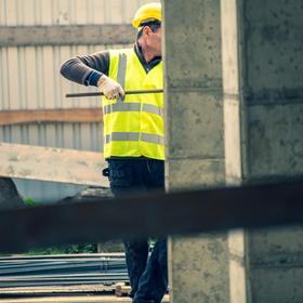 Bauarbeiter auf Baustelle