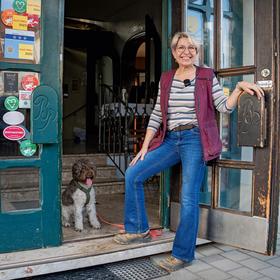 Alexandra Braunstein mit Trüffelhund Pepper vor ihrem REstaurant