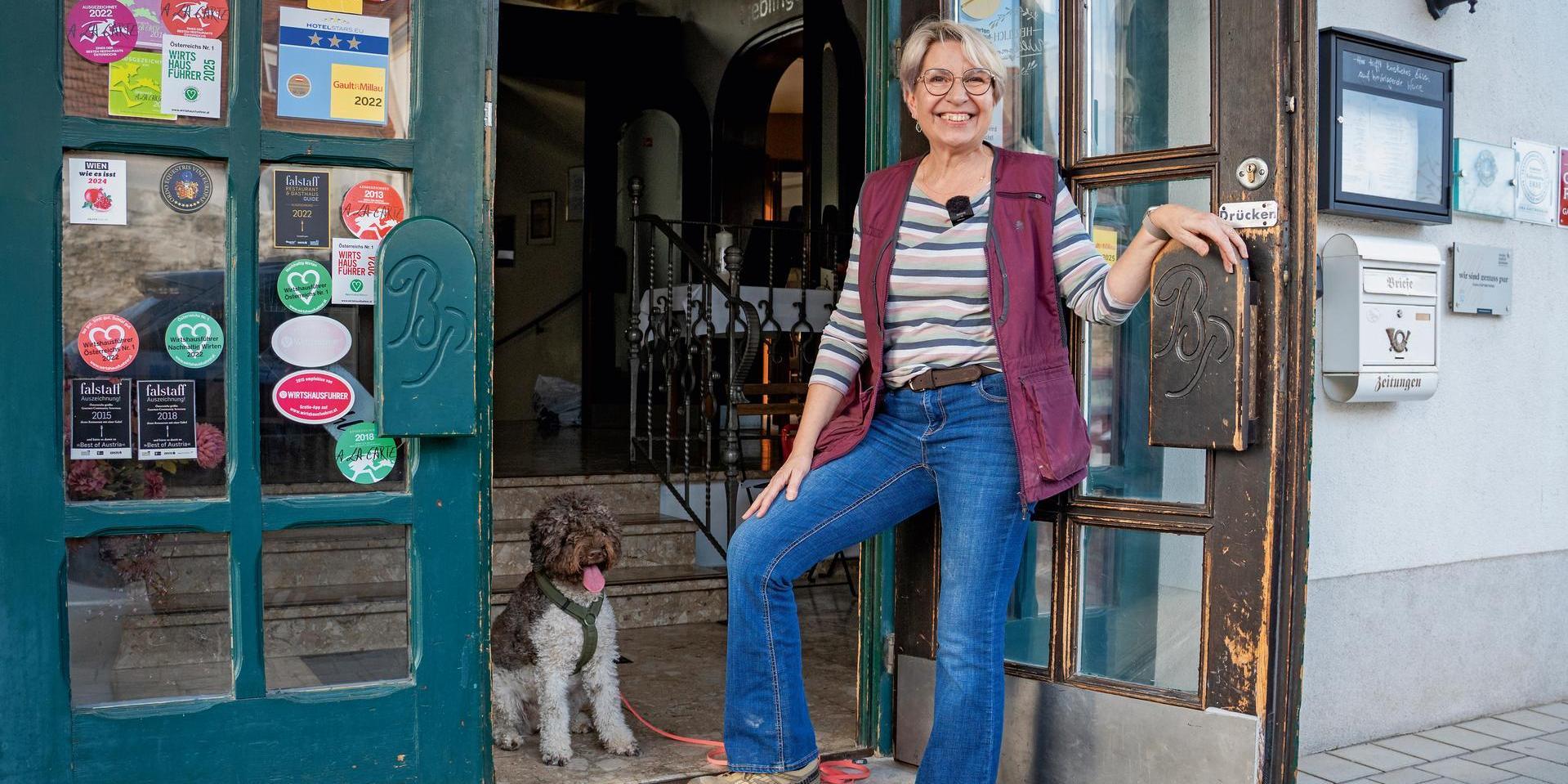 Alexandra Braunstein mit Trüffelhund Pepper vor ihrem REstaurant