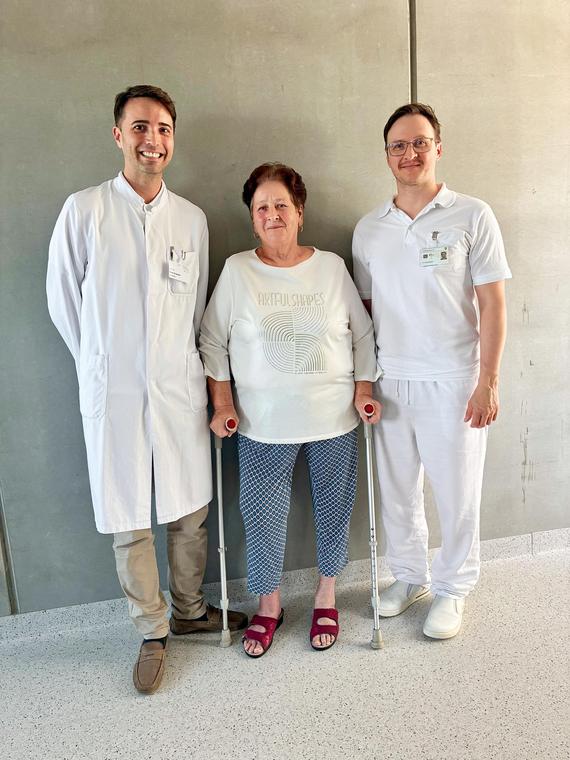 Patientin Christine Schabernack mit den beiden Operateuren