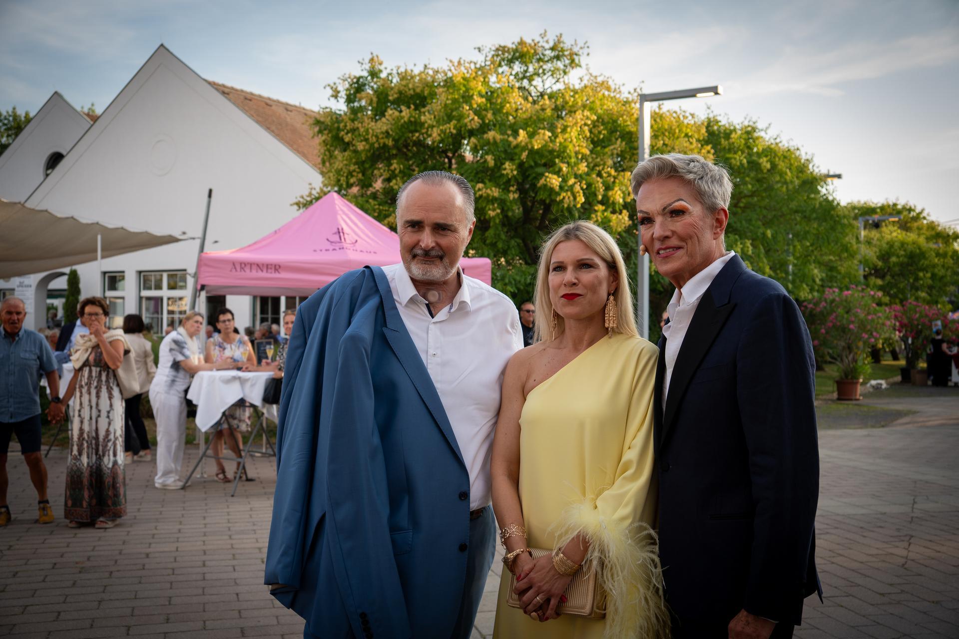 Alfons Haider mit Landeshauptmann Hans Peter Doskozil und dessen Frau Julia.