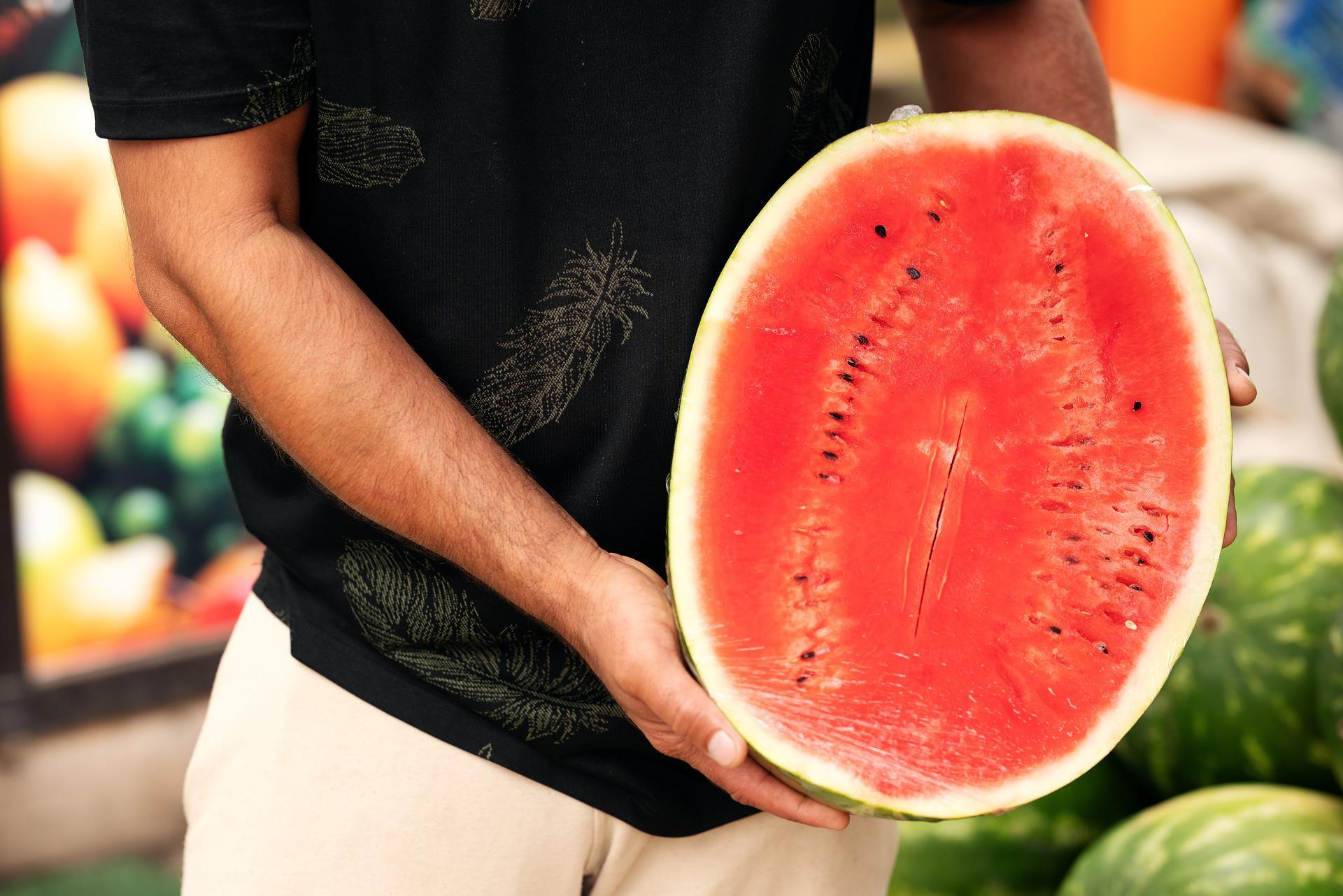 Mann hält Wassermelone