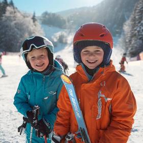 Zwei Kinder auf Skipiste