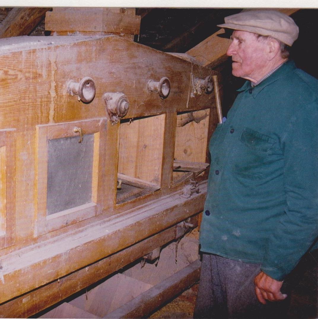 Müllermeister Hironimus Tscharmann vor der Griessputzmaschine © Otto Glatter