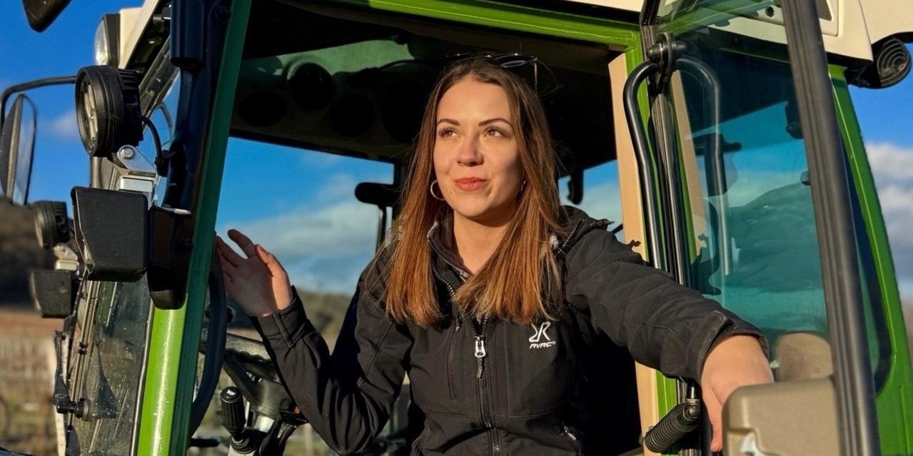 Lisa Reichardt im Weingarten am Traktor