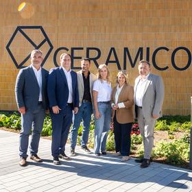 Ceramico Eröffnung Gruppenfoto vorm Campus 