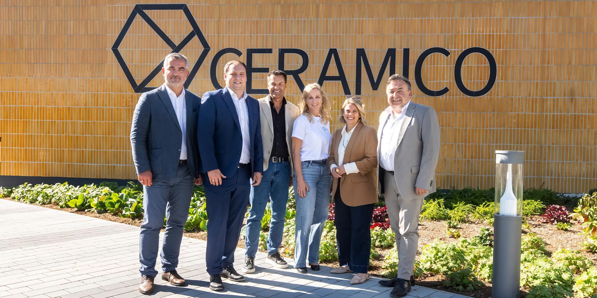 Ceramico Eröffnung Gruppenfoto vorm Campus 