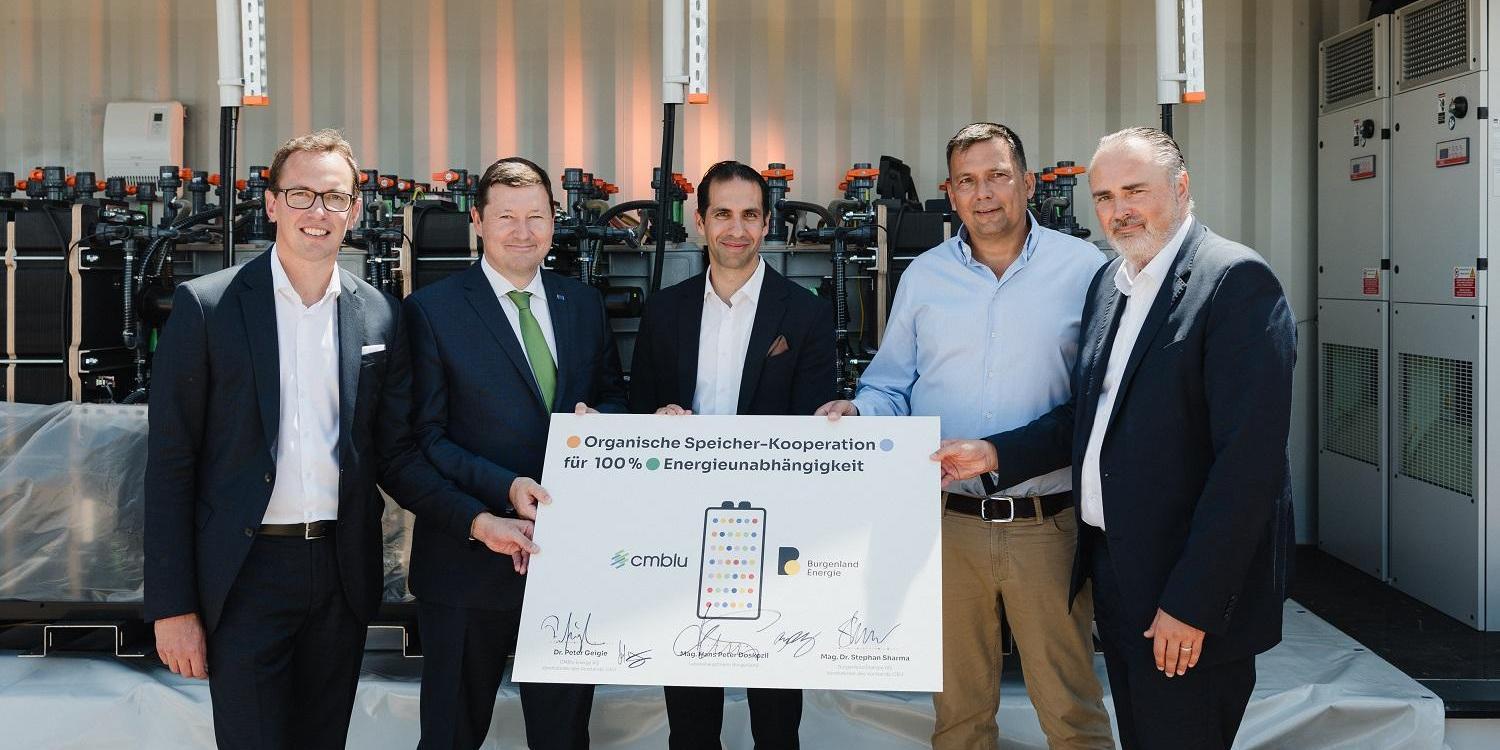 Präsentation des weltweit ersten organischen Großspeichers: Reinhard Czerny (Burgenland Energie), Martin Selmayr (Leiter der Vertretung der EU-Kommission in Österreich), Stephan Sharma (Burgenland Energie), Peter Geigle (CMBlu Energy) und Landeshauptmann Hans Peter Doskozil (v. li.) beim Energiespeicher der Zukunft.