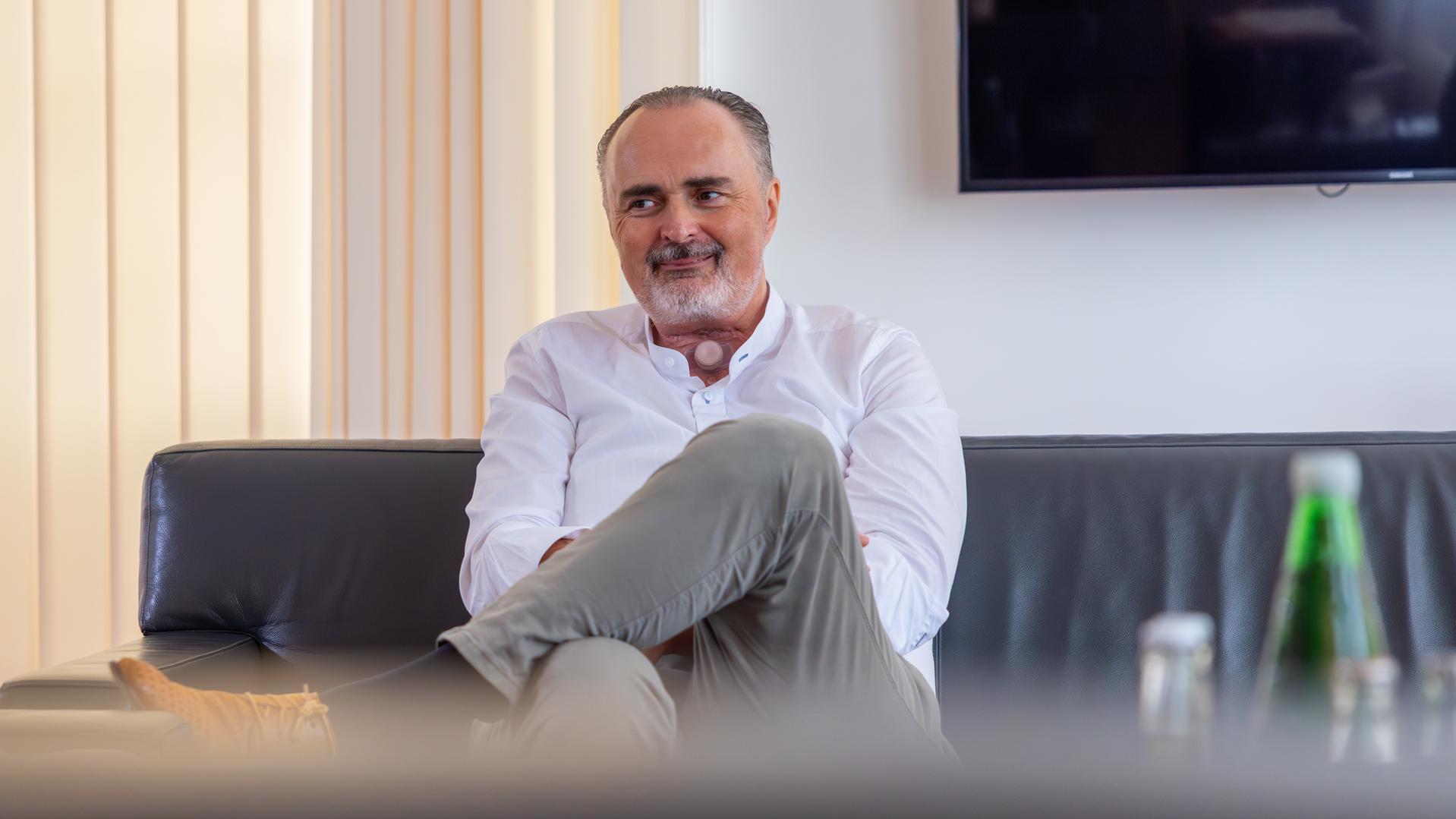 Landeshauptmann Hans Peter Doskozin in Interviewsituation