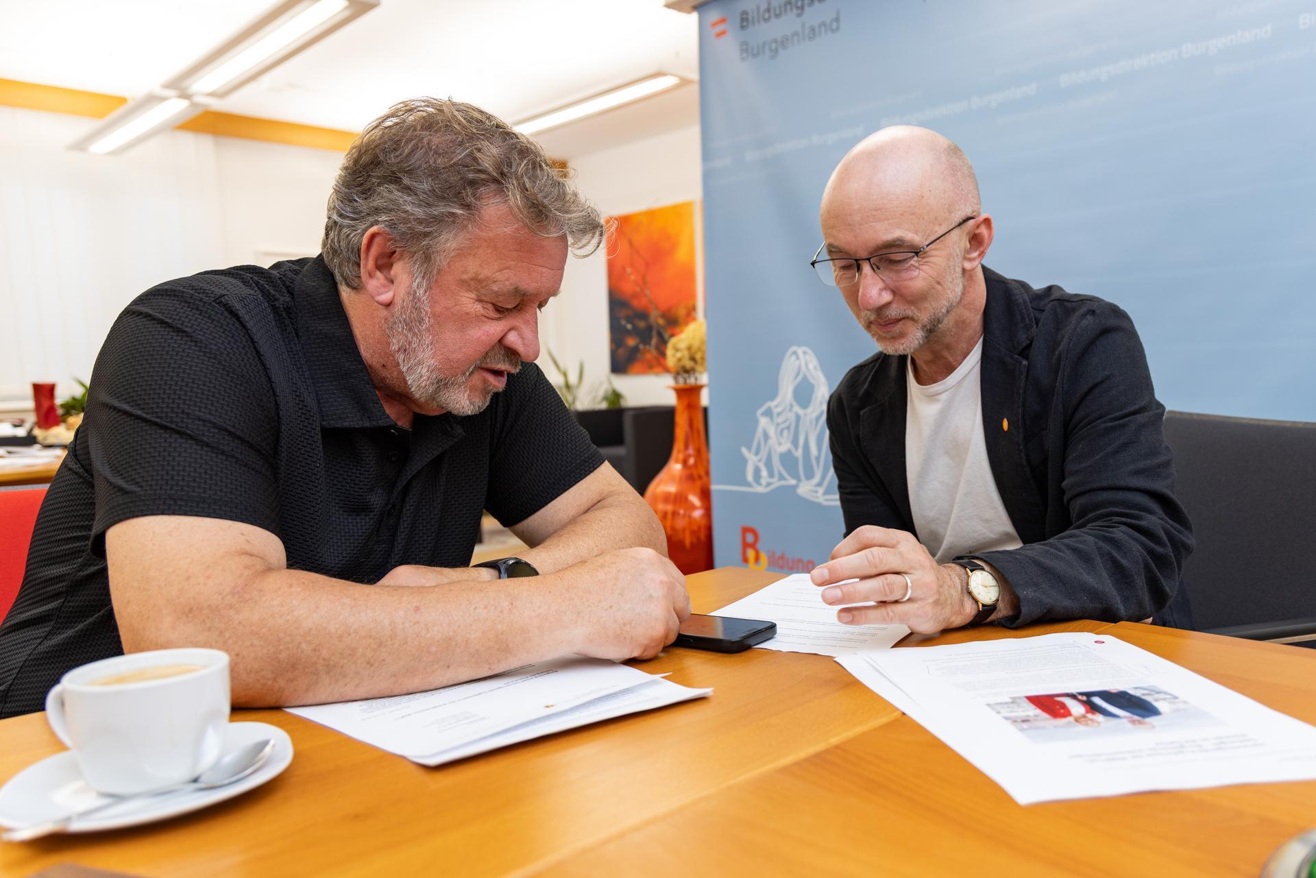 Bildungsdirektor Alfred Lehner mit unserem Redakteur Martin Hollweck beim Studium der Ergebnisse