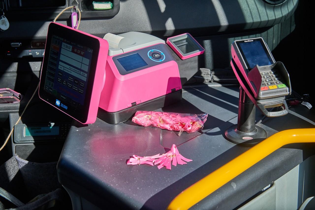Ein pinker Fahrscheindrucker im Bus im Zeichen der Brustgesundheit