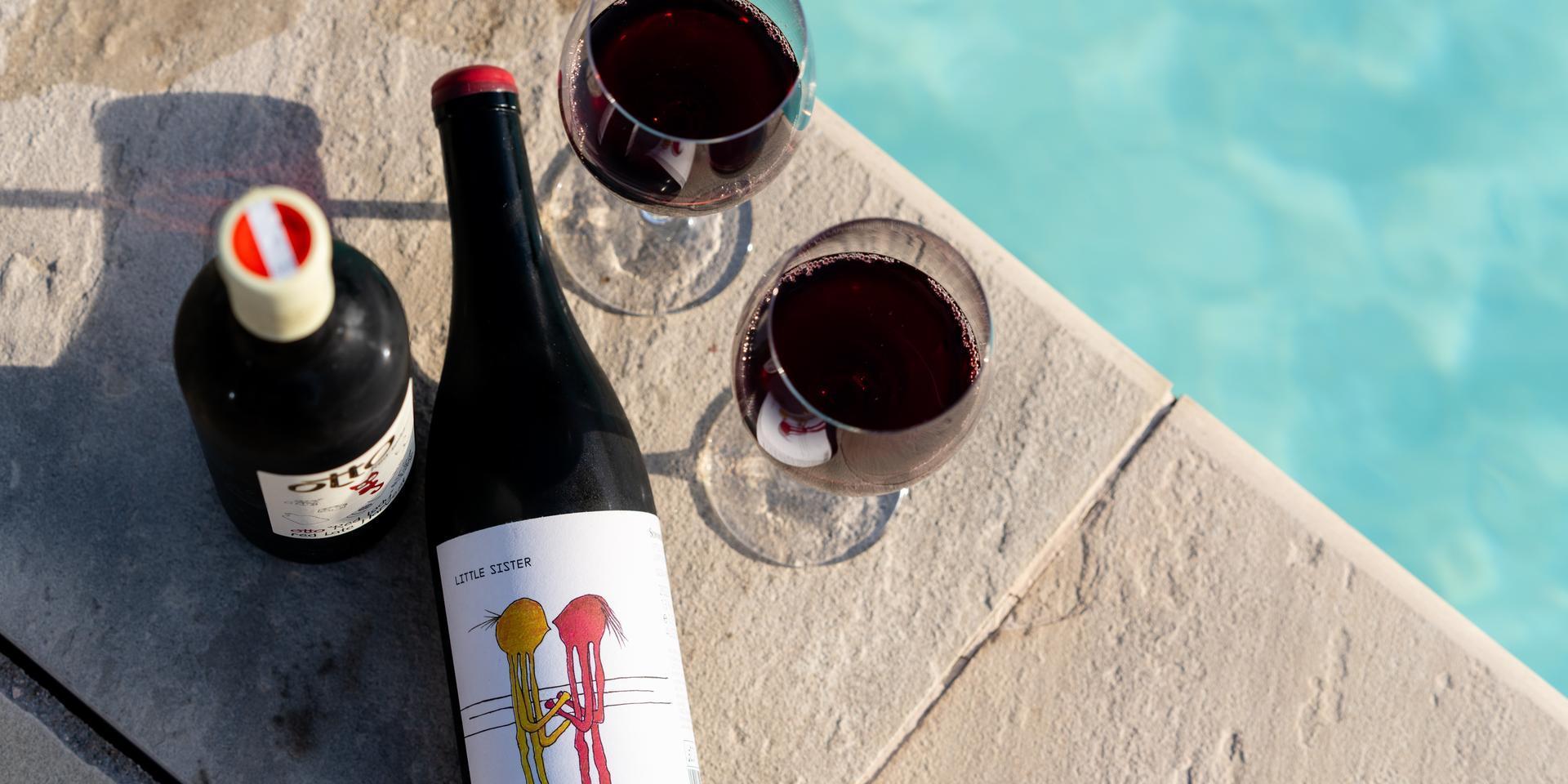 Wein am Pool der St. Antoni Suite