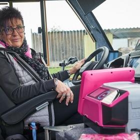 Anita mit dem pinken Zelisko im Bus der VBB