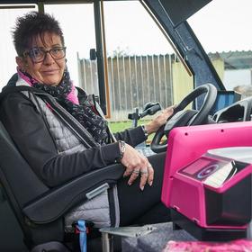 Anita mit dem pinken Zelisko im Bus der VBB