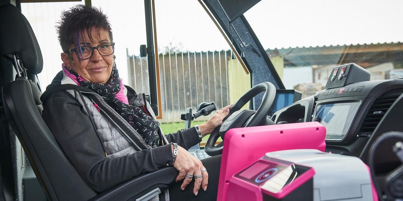 Anita mit dem pinken Zelisko im Bus der VBB
