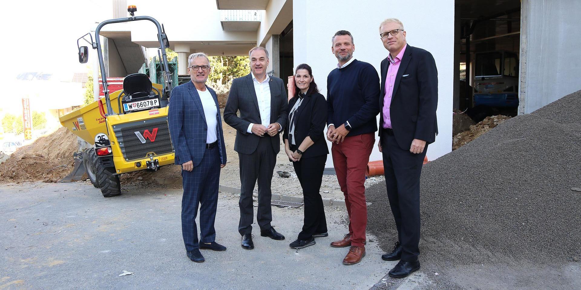 Baustellenbesuch beim ersten stationären Hospiz des Burgenlands Gruppenfoto