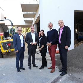 Baustellenbesuch beim ersten stationären Hospiz des Burgenlands Gruppenfoto
