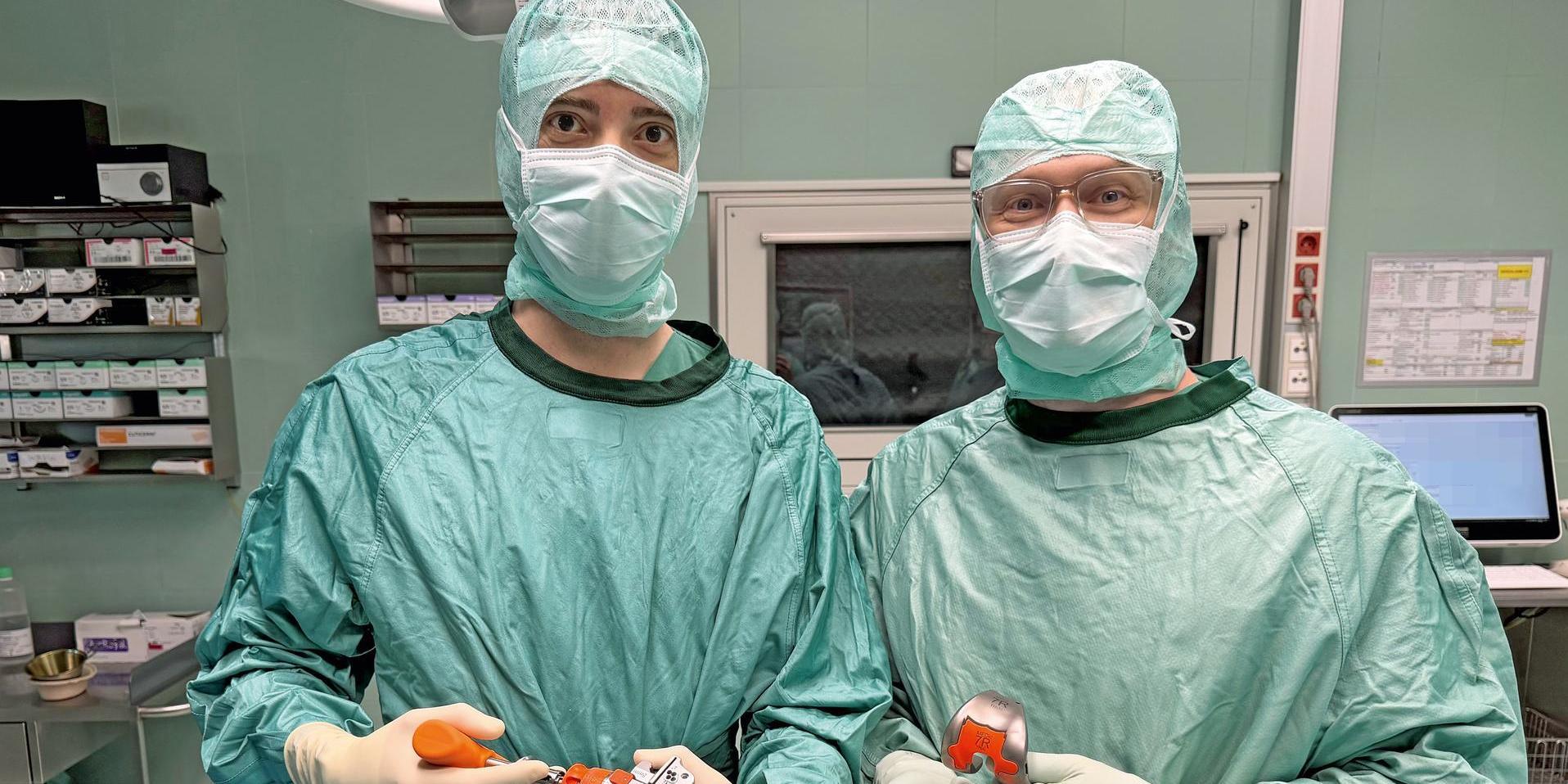Primarius Dr. Klaus Dragosits und der erste Oberarzt Dr. Ewald Musser zeigen Implantate