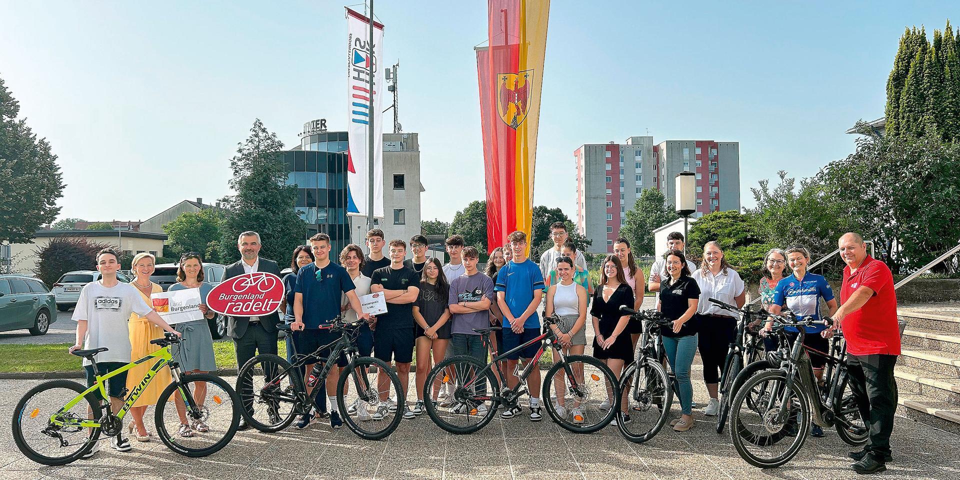 LR Heinrich Dorner mit den SchülerInnen der 3BK der BHAK/BHAS Oberpullendorf, die bei „Burgenland radelt zur Schule“ 500 Euro für die Klassenkassa gewonnen haben. © Büro LR Dorner