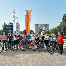 LR Heinrich Dorner mit den SchülerInnen der 3BK der BHAK/BHAS Oberpullendorf, die bei „Burgenland radelt zur Schule“ 500 Euro für die Klassenkassa gewonnen haben. © Büro LR Dorner