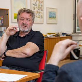 Bildungsdirektor Alfred Lehner mit Redakteur Martin Hollweck im Interview 
