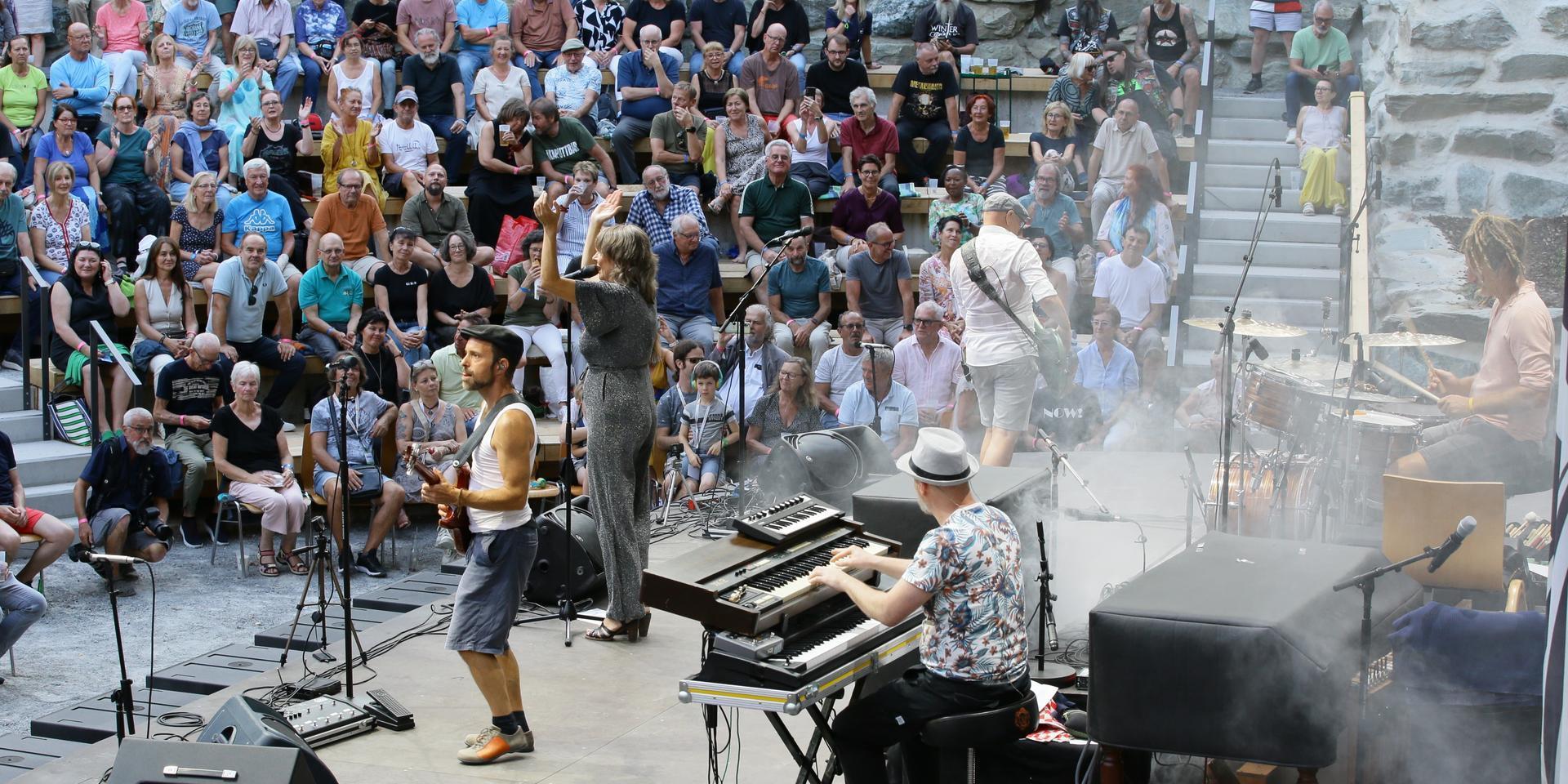 Musiker und Zuschauer beim Blues & More Festival in Schlaining