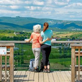 Zwei Frauen mit Blick auf Rosalia