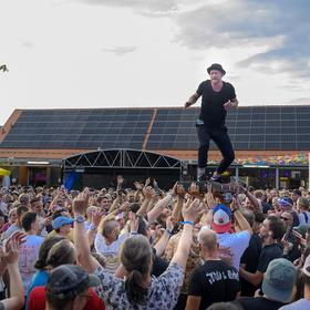 Musiker beim Stage Diving beim Picture On in Bildein