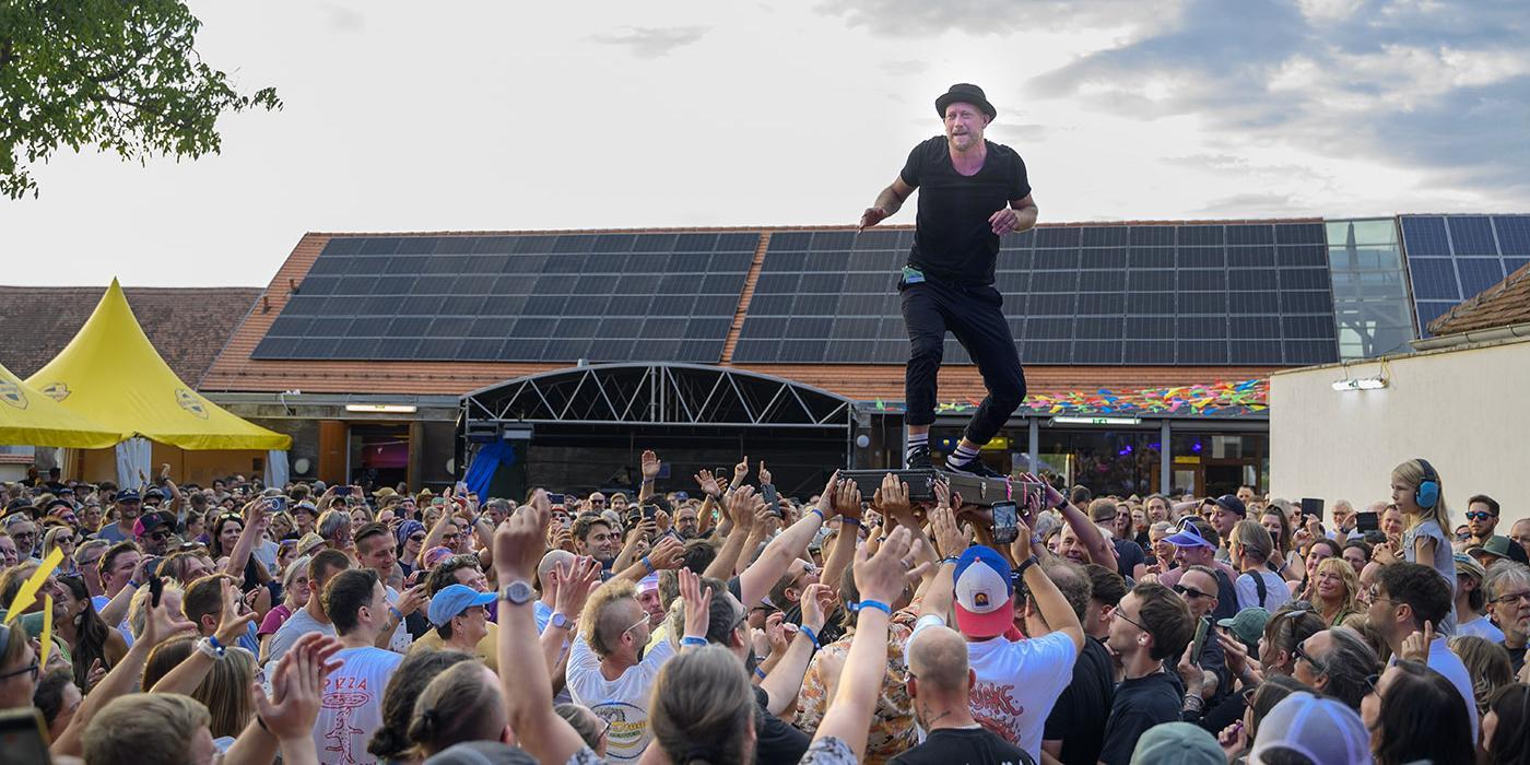 Musiker beim Stage Diving beim Picture On in Bildein