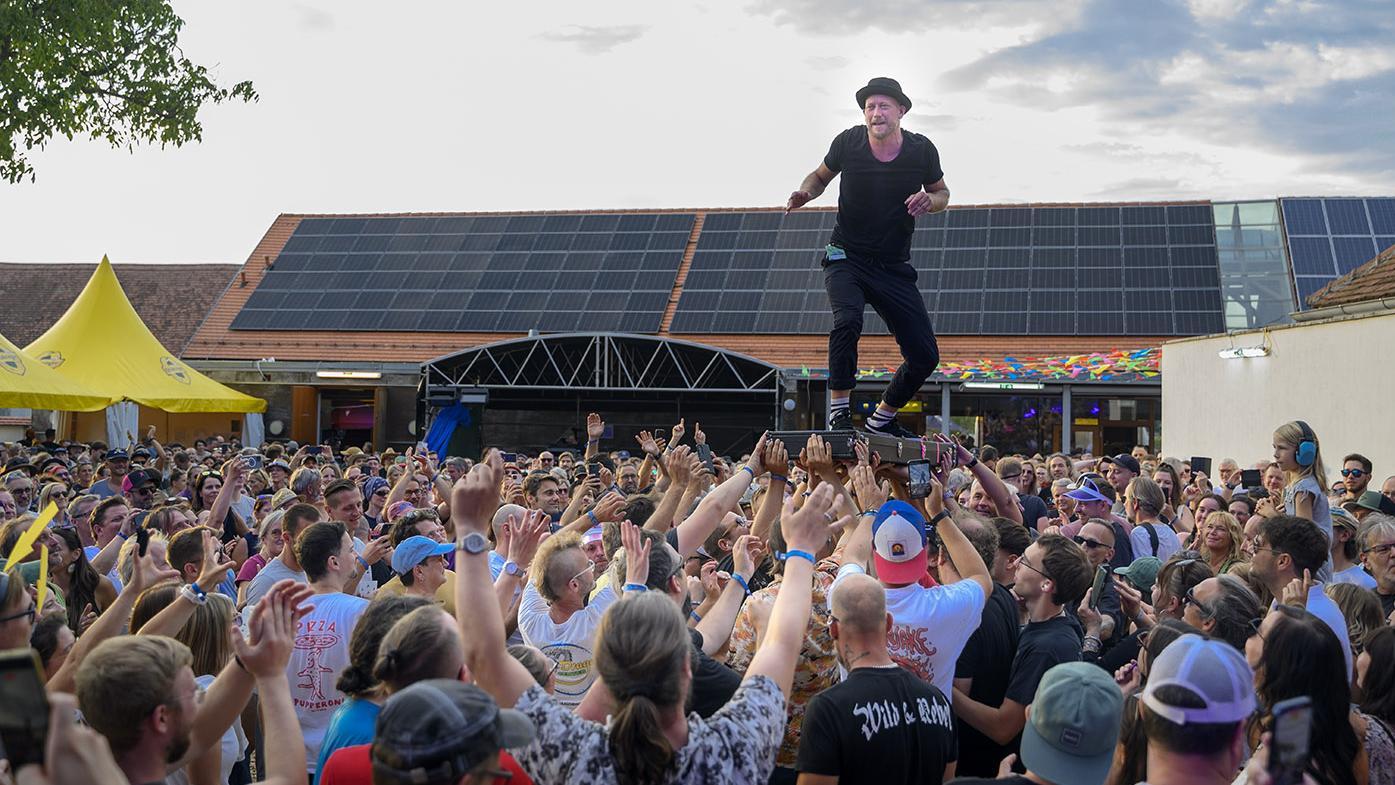 Künstler beim Stage Diving