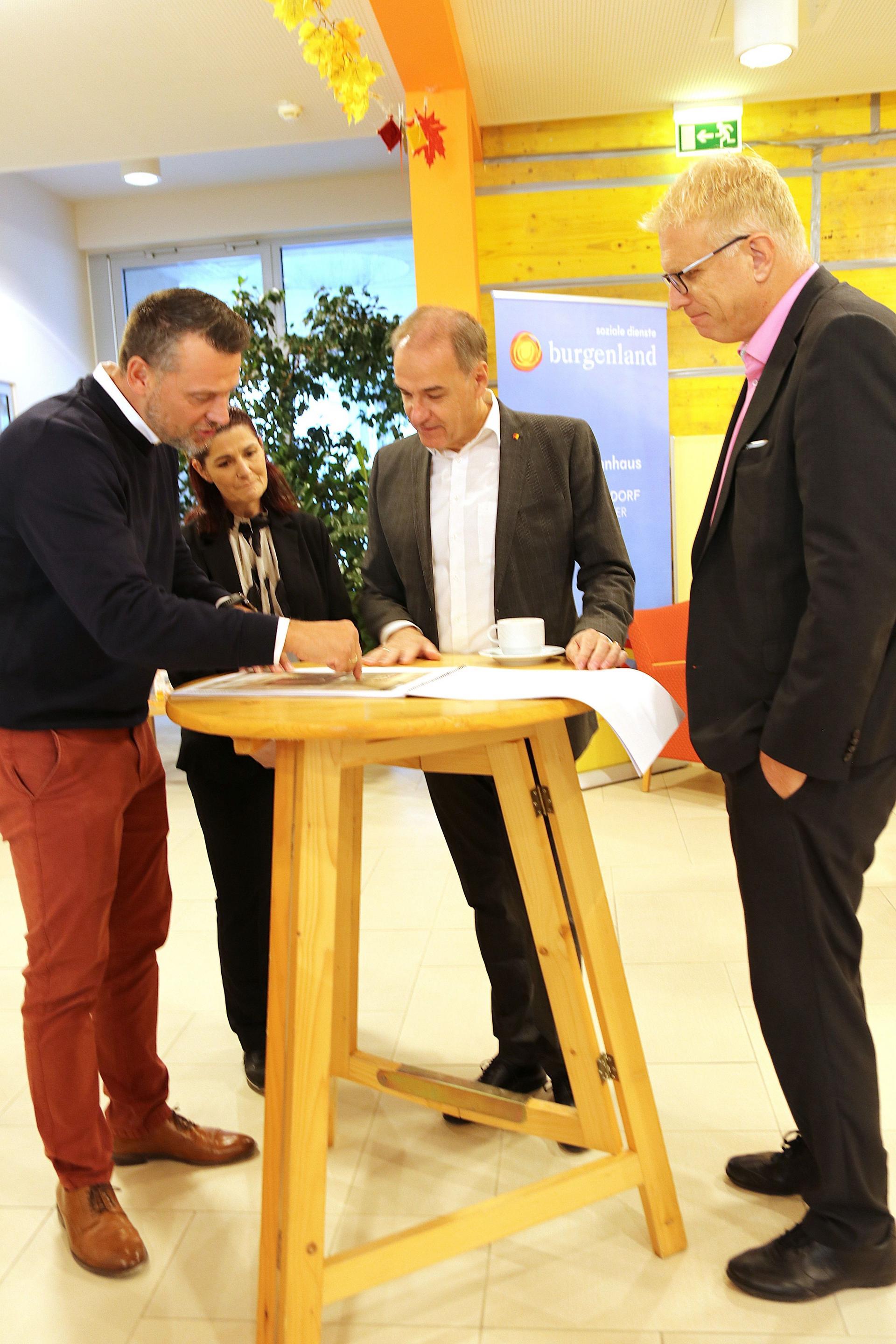 Soziallandesrat Leonhard Schneemann bespricht mit den Verantwortlichen die Pläne für das erste stationäre Hospiz des Burgenlands