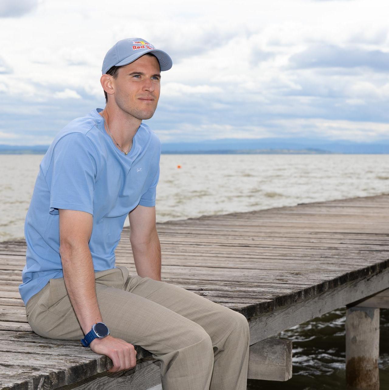 Dominic Thiem am Neusiedler See sitzend