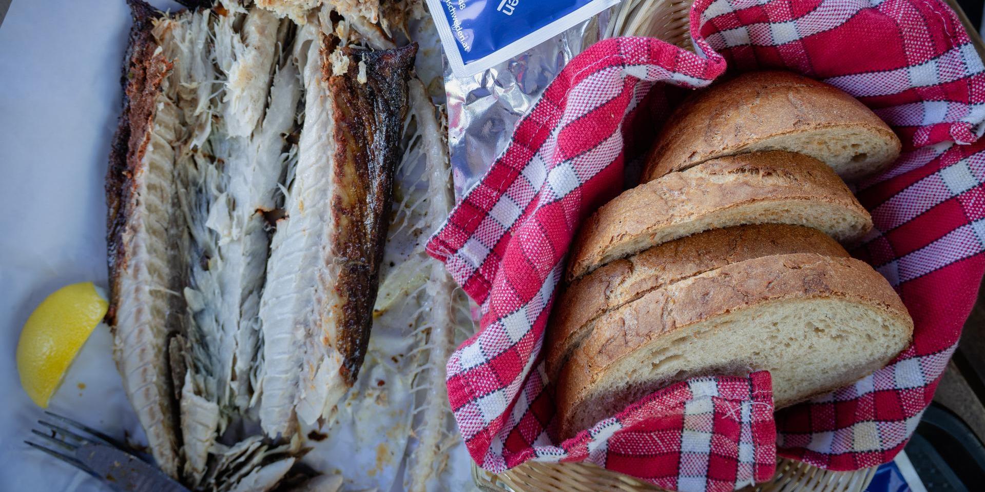 Steckerlfisch mit Brot in Weiden am Neusiedler See