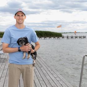 Dominic Thiem am Neusiedler See mit Hund Pipo