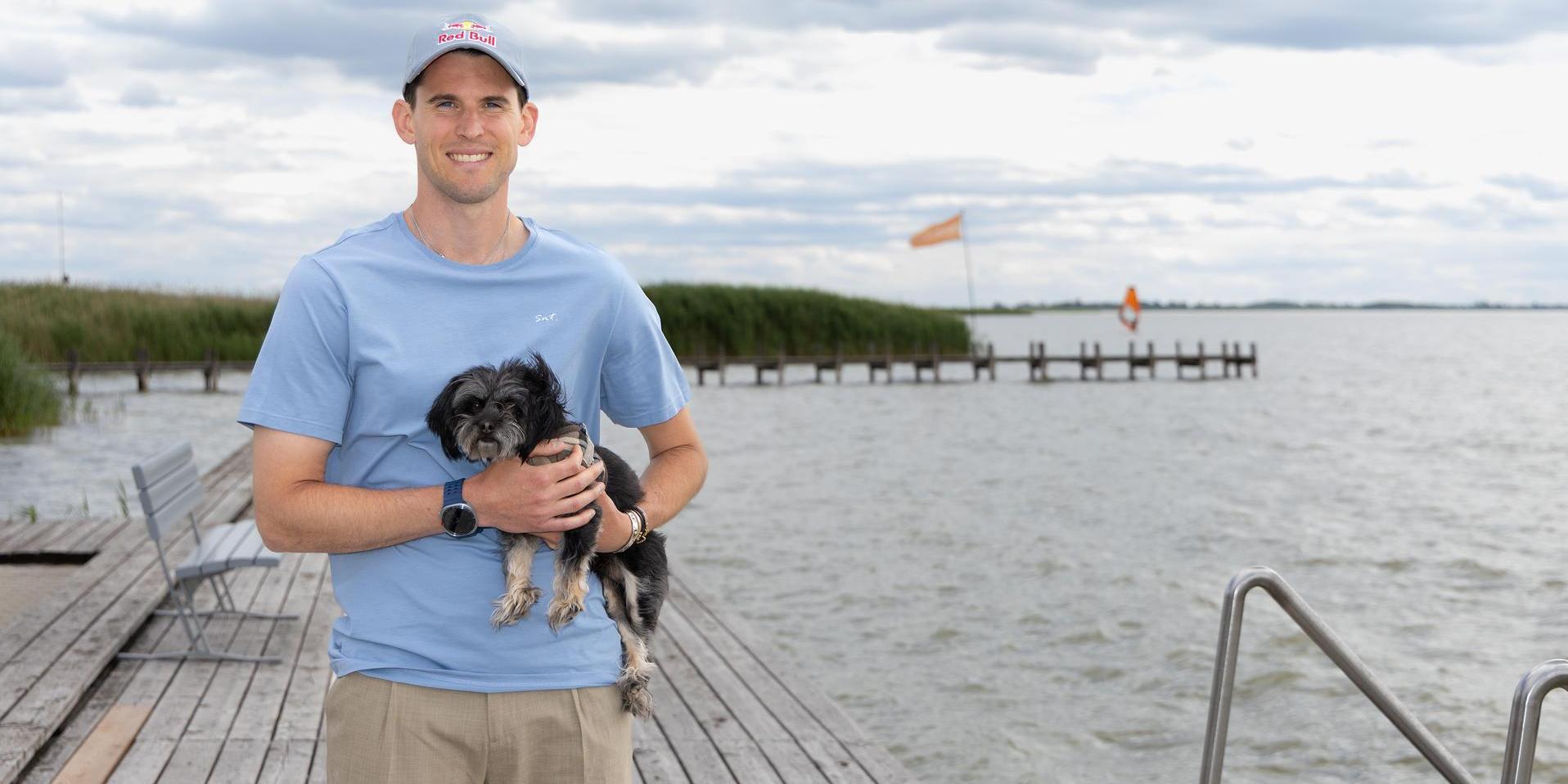 Dominic Thiem am Neusiedler See mit Hund Pipo