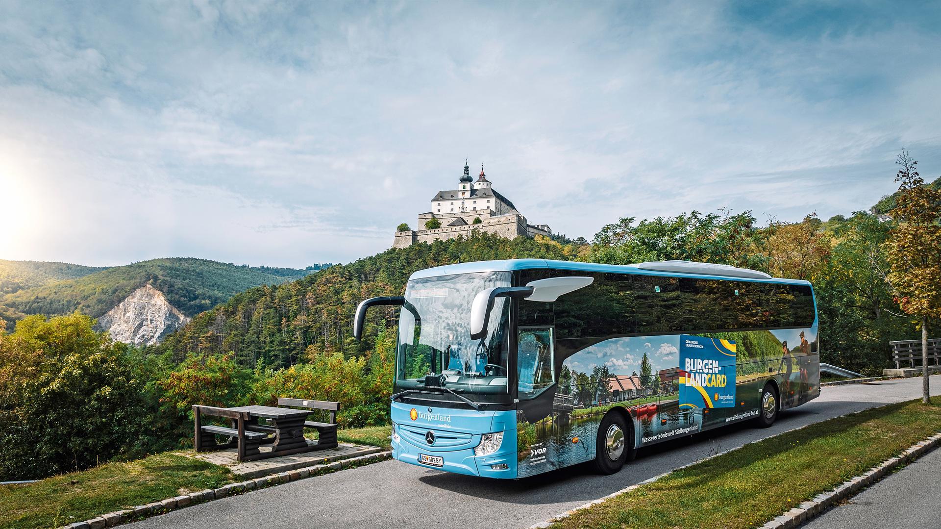 VBB Bus fährt vor Burg Schlaining