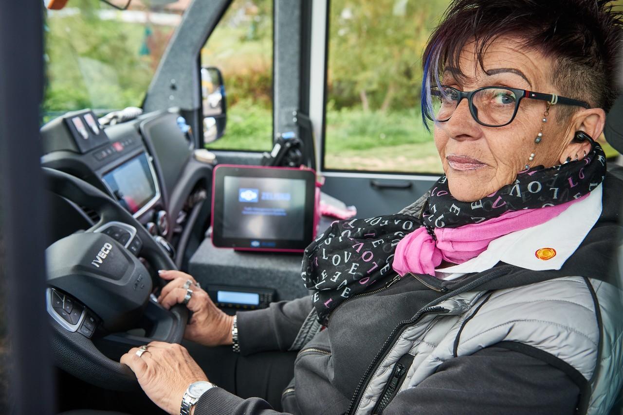 Lenkerin Anita fährt im Pinktober im Zeichen der Brustgesundheit