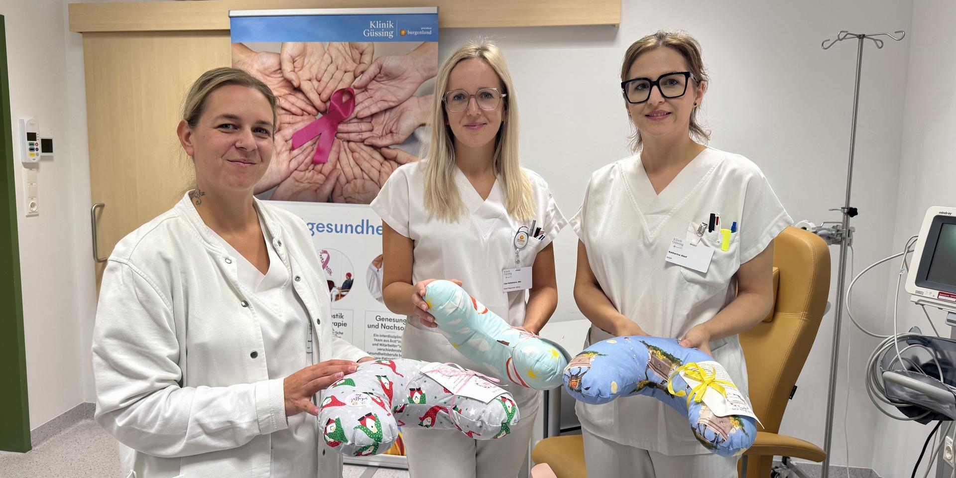 Krankenschwestern in der Klinik Güssing mit Herzkissen im Kontext Brustgesundheit